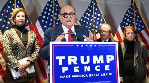 川普团队律师、前纽约市长鲁迪·朱利安尼（Rudy Giuliani）于2020年11月19日在华盛顿特区的共和党全国委员会总部举行的新闻发布会上发表讲话。 (MANDEL NGAN/Getty Images)