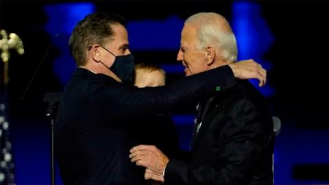 民主党总统候选人拜登与他的儿子亨特（Hunter Biden）。（Andrew Harnik-Pool/Getty Images）