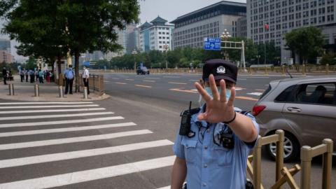 美国近日频频制裁侵犯中国人权的中共官员，上至副国级高官，下至基层警察，可谓是“老虎苍蝇一起打”。（NICOLAS ASFOURI/AFP via Getty Images）